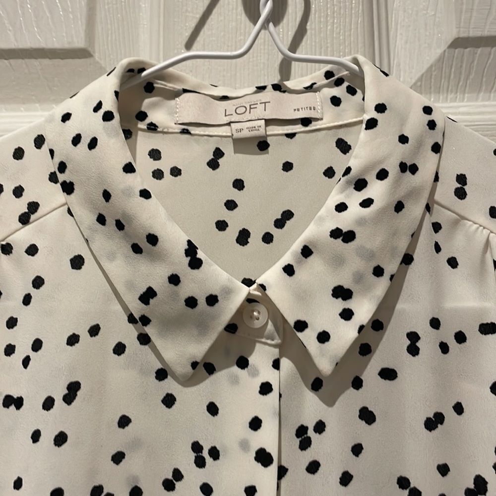 Ann Taylor LOFT NWOT Dalmatian print button down top SZ SP. small petites. - Picture 3 of 11